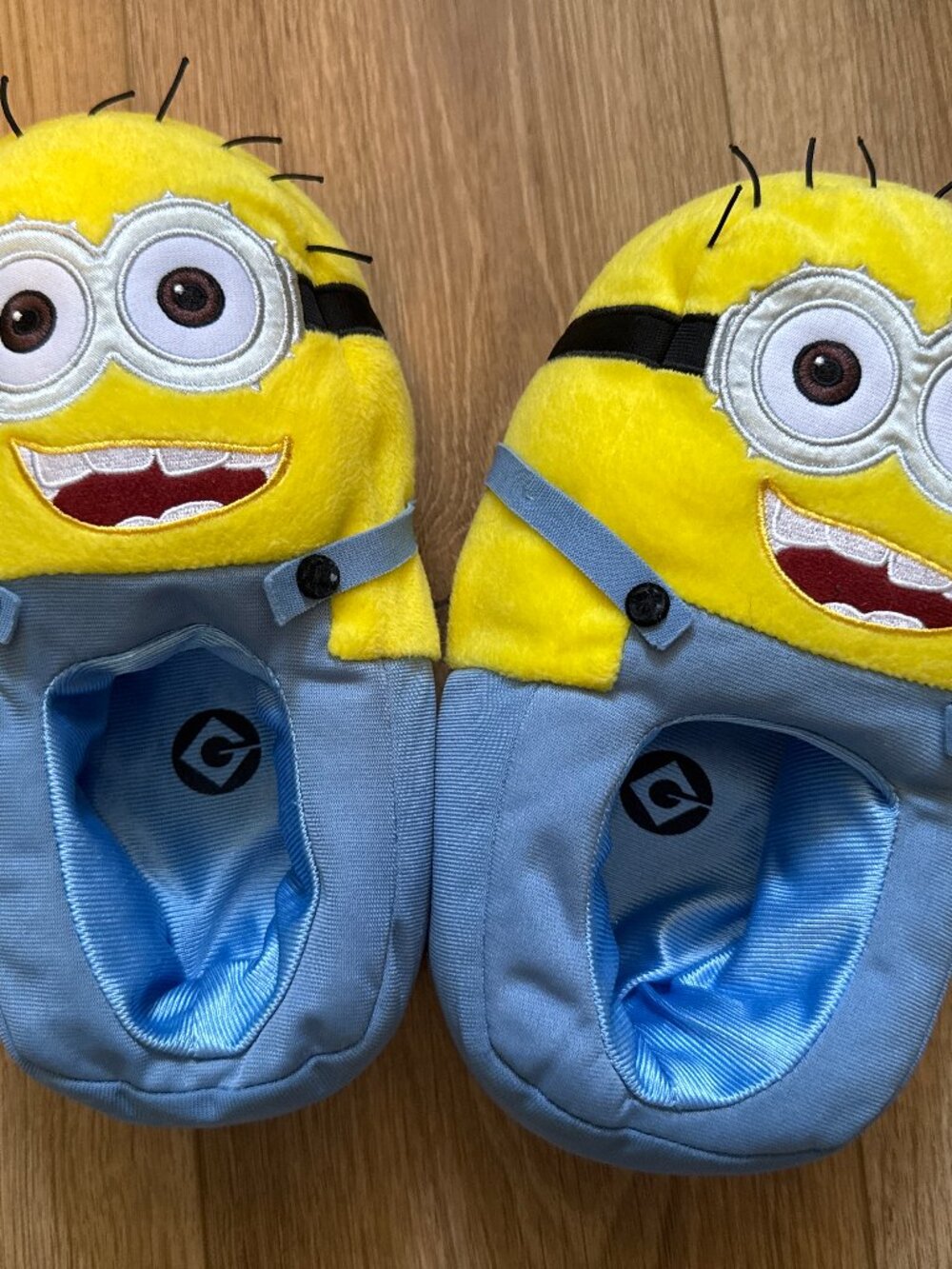 Despicable Me Minion Kids Plush Slippers Size MED-9 Brand New Universal